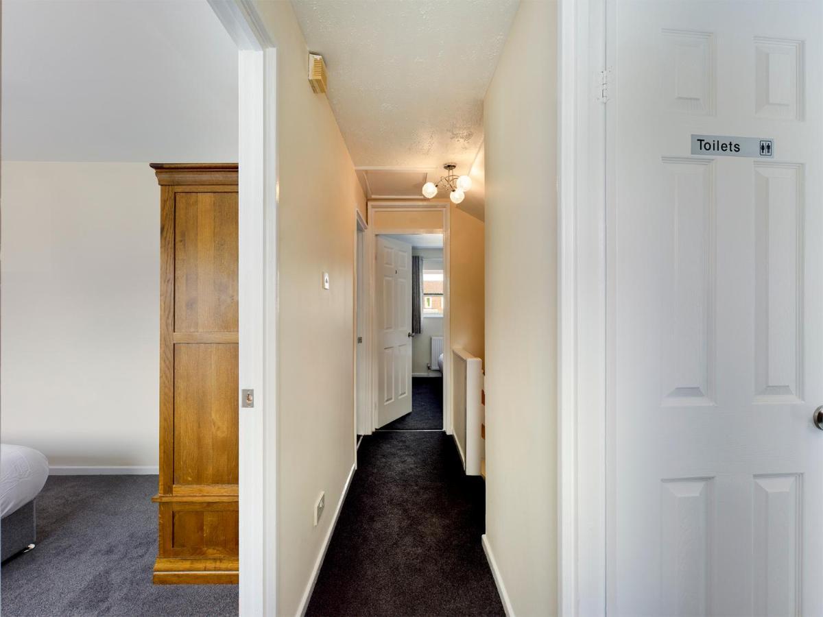 247 Serviced Accommodation In Telford- 3Br House 外观 照片